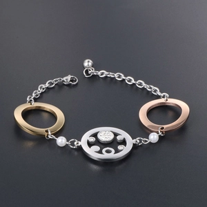 Dreifarbiges Metallarmband mit Ringen, Pavé-Kristallen und weißen Perlenbesatz