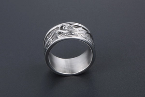 Détail du relief de dragon vintage sur une bague large en acier inoxydable pour homme