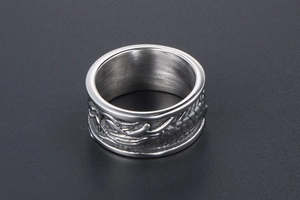 Vue détaillée d'une bague dragon vintage en acier avec relief et intérieur brossé doux