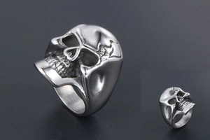 Détails de bague tête de mort vintage en acier titane avec finition noire de style punk