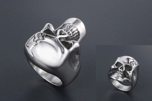 Vue macro d'une bague tête de mort vintage en acier titane poli au style punk