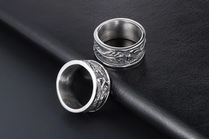 Vue macro de la gravure d'écailles de dragon sur une large bague en acier