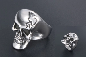 Vue détaillée montrant la texture craquelée et le crâne sur la bague punk en acier