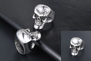 Détails macro d'une bague crâne rétro en acier titane avec gravures et textures réelles