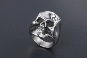 Vue de dessus d'une bague tête de mort rétro avec détails oxydés en acier titane