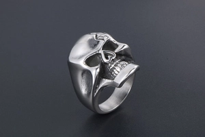 Vue latérale macro d'une bague tête de mort vintage en acier titane au style gothique