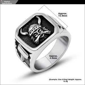 Détail de la bague Viking montrant la largeur de 15,9 mm et la texture en acier vieilli
