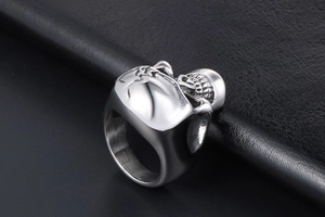 Détail d'une bague tête de mort vintage en acier titane pour homme au fini noir rétro