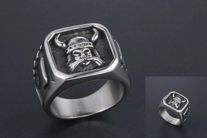 Détail du relief de guerrier viking sur une bague chevalière carrée en acier vintage