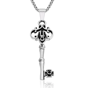 Collier clé couronne gothique en acier titane argenté avec détail croix sur fond blanc