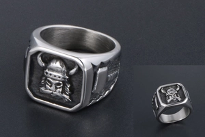 Gros plan détaillé d'une bague en acier vintage avec relief de guerrier viking
