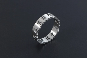 Détail d'une bague en acier inoxydable brossé mat avec gravure creuse du mantra
