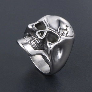 Bague tête de mort gothique vintage en acier titane avec gravure détaillée et fini argent
