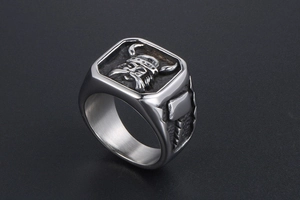 Détail d'une bague Viking vintage en acier inoxydable avec gravures de guerrier et marteau