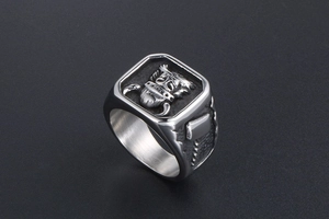 Gros plan détaillé d'une bague casque viking en acier vintage avec motifs en relief