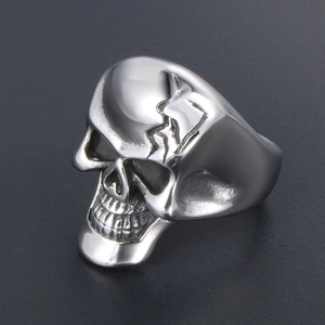 Bague tête de mort rétro en acier titane avec finition argentée et détails de fissures