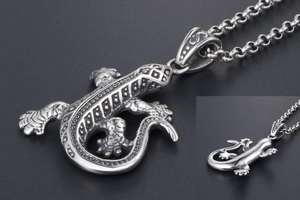 Vue détaillée du pendentif gecko en argent avec une texture en relief gravée complexe