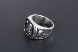 Détail d'une bague viking en acier titane avec marteau de Thor et motifs guerriers