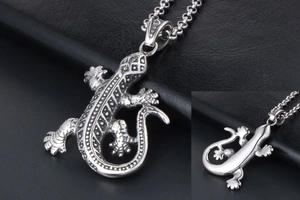 Détails du pendentif lézard argenté vintage avec écailles texturées sur cuir noir