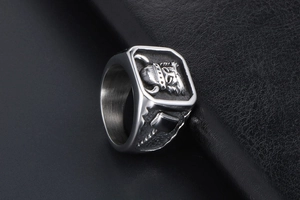 Vue latérale macro d'une gravure de casque viking sur une bague carrée en acier titane