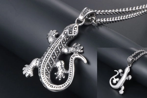 Gros plan détaillé du pendentif gecko argenté avec écailles texturées et dos poli et brillant
