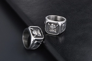 Vue macro d'une bague casque guerrier viking vintage en finition argent antique pour hommes