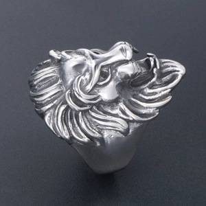 Rugged lion head ring in punk style made of silver-tone stainless steel for men
