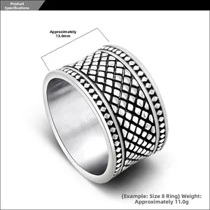 Détail de la bague large en acier titane de 13mm avec motif à carreaux vintage gravé