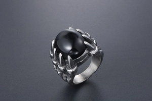 Vue latérale de la bague griffe de dragon avec une grande pierre ovale noire incrustée