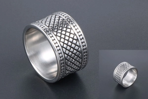 Vue détaillée d'une bague large en acier titane au motif de grille rétro gaufrée