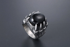 Vue détaillée d'une bague pour homme en titane griffe de dragon avec onyx noir ovale