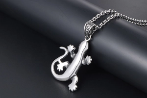 Macro d'un pendentif lézard en argent avec gravures sur le fermoir et chaîne robuste