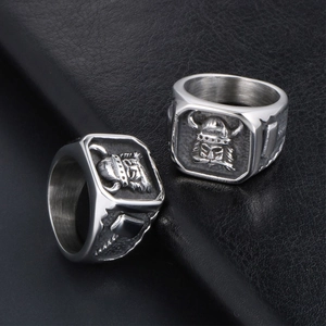 Bague casque Viking en acier inoxydable vintage avec motif de tête de guerrier nordique