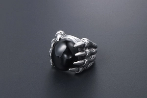 Vue macro d'une bague griffe de dragon en argent avec une grande pierre noire ovale