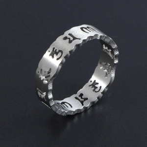 Bague tendance en acier titane avec mantra évidé et bordure au design ondulé unique