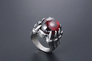 Vue détaillée de la bague griffe de dragon gothique avec une grande pierre rouge