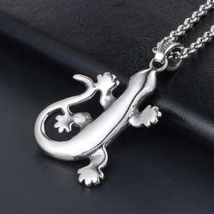 Collier avec pendentif lézard gecko en acier poli sur surface en cuir noir