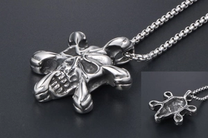 Makrodetail von Vintage-Silber-Totenkopf-Anhänger mit Rückansicht und Box-Kette
