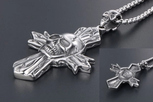 Detailansicht des Punk-Gothic-Totenkopf-Kreuzanhängers mit geschnitzten Flammenmustern