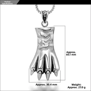 Détail macro du pendentif griffe d'ours avec dimensions 60,1mm de haut et 30,4mm de large
