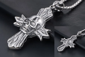 Detaillierte Makroansicht des silbernen Totenkopf-Kreuz-Anhängers mit Flammenmotiven