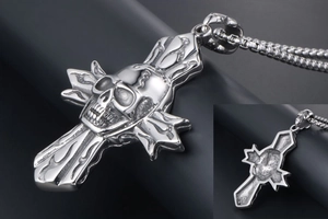 Detailansicht eines gotischen Totenkopf-Kreuzanhängers mit Flammenmotiven an der Boxkette
