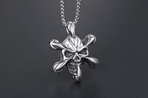 Makroaufnahme von Vintage Edelstahl Totenkopf Anhänger mit Punk Design an einer Kugelkette