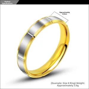 Gros plan d'une bague en acier titane bicolore de 4,0 mm avec rainures or et argent