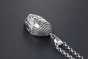 Primer plano de un colgante de cabeza de Buda Sakyamuni en 3D de acero inoxidable plata