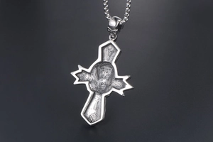 Nahaufnahme der matten Rückseite des Totenkopf-Kreuz-Anhängers im Gothic-Stil