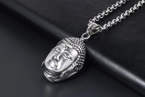 Primer plano del colgante de Buda 3D en acero de titanio pulido con textura facial fina