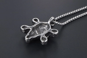 Makroaufnahme der Schildkröten-Anhängerrückseite mit polierter Box-Ketten-Detail