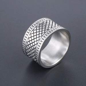 Bague large rétro en acier inoxydable avec motif à carreaux et bords perlés