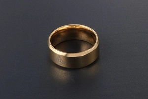 Detailaufnahme des goldenen Freimaurer-Rings aus Edelstahl mit eingraviertem G-Symbol